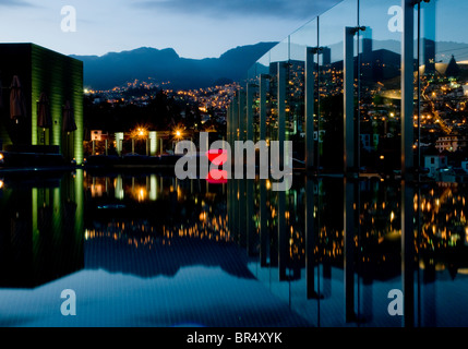 Einen Abend Blick auf Funchal aus der Dach-Bar 360 º im The Vine Hotel, eines der exklusivsten Hotels von Madeira. Stockfoto