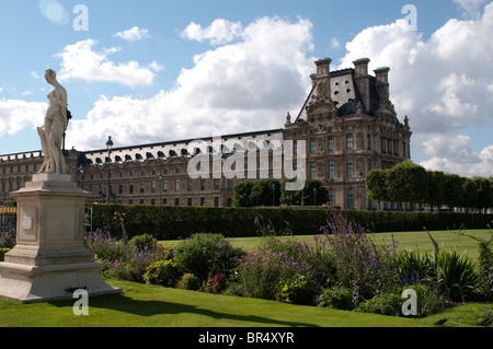 Weibliche Statue im Jardin des Tuileries und dem Louvre, Paris, Frankreich Stockfoto