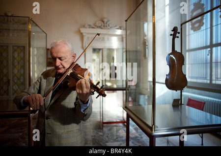 Andrea Mosconi unterhält die Stadt Cremona kostbare Geige viele von Ihnen Stradivari-Geigen spielen sie fo Stockfoto