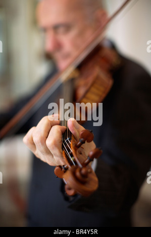 Andrea Mosconi unterhält die Stadt Cremona kostbare Geige viele von Ihnen Stradivari-Geigen spielen sie fo Stockfoto