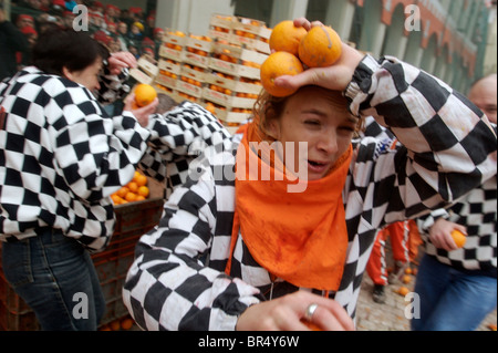 Ivrea Italien feiert Karneval mit den Orange kämpfen, wenn die Stadt eine Schlacht spielt. Stockfoto