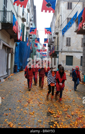 Ivrea Italien feiert Karneval mit den Orange kämpfen, wenn die Stadt eine Schlacht spielt. Stockfoto