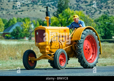 Hochzeitszug, Rancher, Reiten auf antiken Traktor von der Kirche an der Rezeption, Salida, Colorado, USA Stockfoto