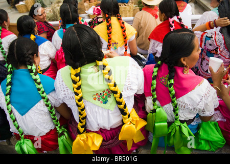 Tänzerinnen sitzen zusammen auf einer Feier Guelaguetza in Oaxaca Stadt Oaxaca Mexico. Stockfoto