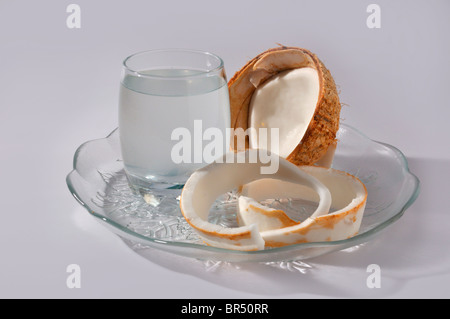 Zartes Kokosnusswasser und zarten Kokosnuss Stockfoto