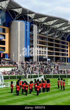 Eine Band spielen in den Parade-Ring während der Tag eins des Royal Ascot Stockfoto