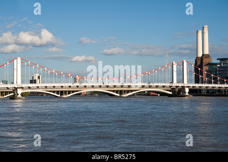 Chelsea Bridge über die Themse gegen blauen Himmel mit weißen Wolken und Battersea Power station Stockfoto