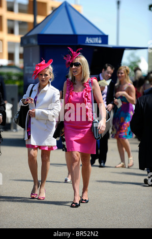 Weiblichen Rennen Gänger tragen Hüte besuchen Tag der Royal Ascot-2010 Stockfoto