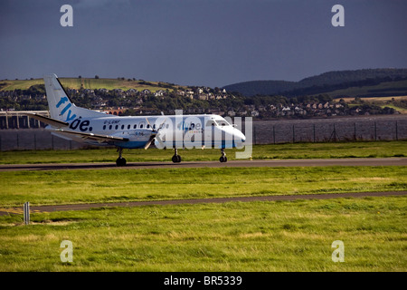 Flybe SAAB 340 Turboprop Flugzeug warten ausziehen auf der Start-und Landebahn am Flughafen Dundee, Vereinigtes Königreich Stockfoto