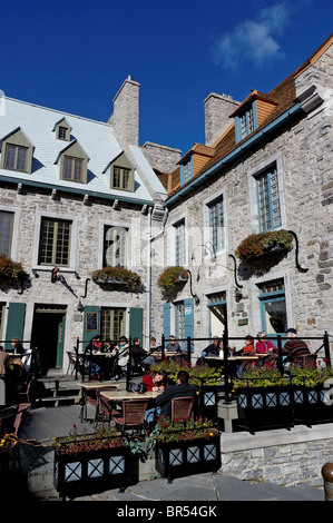 Menschen Essen in ein Restaurant in der Altstadt von Quebec Stadt im freien Stockfoto
