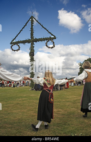 Ring-Tanz um den Maibaum. Stockfoto