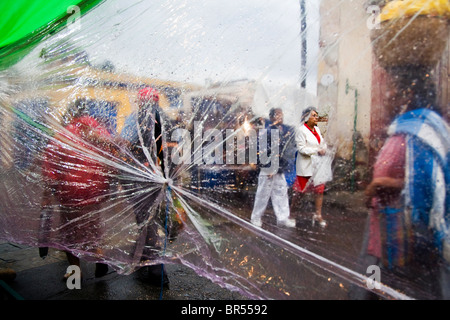 Fußgänger auf der Straße an einem regnerischen Nachmittag in Oaxaca Stadt Oaxaca Mexico Stockfoto