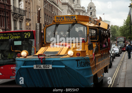 Die Ente Bus Amphibienfahrzeug auf der Straße in Whitehall, Westminster, London, SW1. Stockfoto