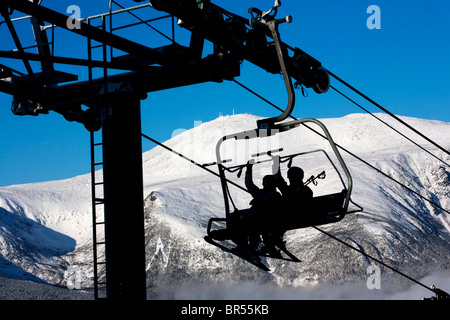 Skifahrer genießen Sie die Aussicht während der Fahrt einer Sessellift auf Mt. Washington in den White Mountains in New Hampshire. Stockfoto