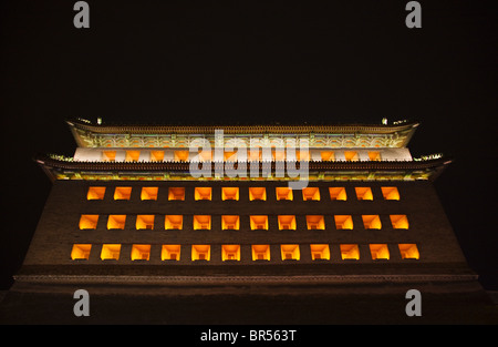 Nachtansicht des Deshengmen (Desheng Gate) Turm und Stadt Mauer, Peking, China Stockfoto