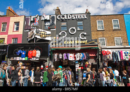 Geschäfte und Besucher am Sonntag am beliebten Camden Lock Market London England UK 105668 Camden Lock Stockfoto