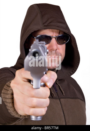 Mann in eine Kapuze mit Pistole Stockfoto
