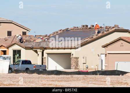 Integrierte solar Dachplatten werden in das Dach eines neuen Hauses im Bau in Arizona gebaut. Stockfoto