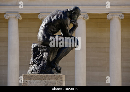 Hof des the LEGION OF HONOR mit einer Auguste Rodin Skulptur mit dem Titel der Denker - SAN FRANCISCO, Kalifornien Stockfoto