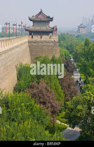 Antike Stadtturm und Stadtmauer, Xi ' an, Provinz Shaanxi, China Stockfoto