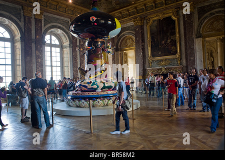 Versailles, Frankreich, Crowd People bei der Contemporary Arts Show, Takashi Murakami Versailles, „Tongari-Kun“ im Hercules Salon Stockfoto