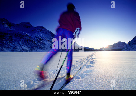 Weibliche Langläufer auf gefrorenen See Silsersee, Maloja-Pass, Symbole oder Graubünden, Schweiz, Europa Stockfoto