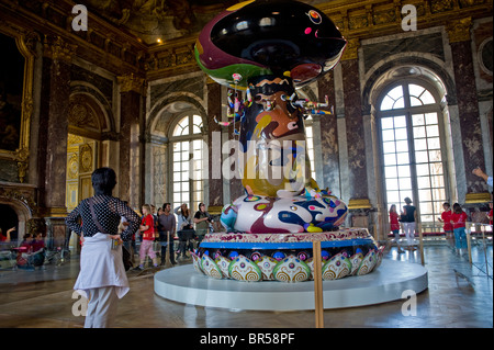 Versailles, Frankreich, große Menschenmengen, die eine Kunstshow genießen, Touristen, Besuch der zeitgenössischen Kunstshow, 'Takashi Murakami' Versailles, 'Tongari-Kun', im Herkules Salon, Avantgarde paris, Leute, die Kunst in der Kunstgalerie betrachten Stockfoto