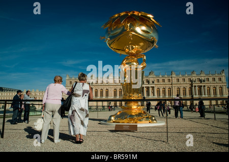 Schloss Versailles, Frankreich, große Menschenmassen, Frauen Touristen, die zeitgenössische Kunst besuchen, Takashi Murakami, 'Oval Buddha' Veranstaltungen im Garten, Avantgarde Paris, Urlaub, Urlaub Stockfoto