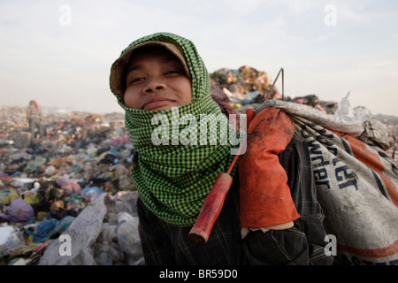 Ein Arbeiter trägt eine Tasche voller Wertstoffe bei Stung Meanchey Mülldeponie in Phnom Penh, Kambodscha, Stockfoto