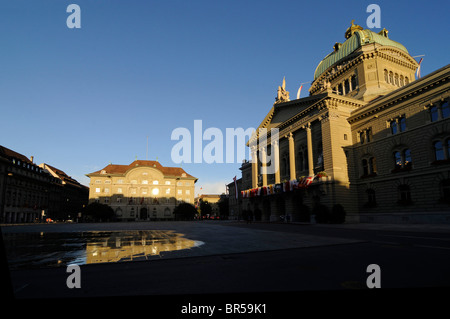 Gebäude der Schweizerischen Nationalbank (L) und das Bundeshaus (Parlamentsgebäude) in Bern, Schweiz. Stockfoto