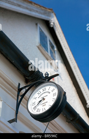 'The Bull Inn' Public House mit Paddington Station Clock, Benenden, Kent, England, Großbritannien Stockfoto