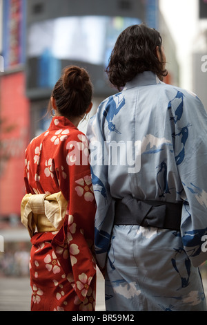 Junge Menschen tragen Yukata Kimonos im Sommer, im Stadtteil Shibuya in Tokio, Japan. Stockfoto