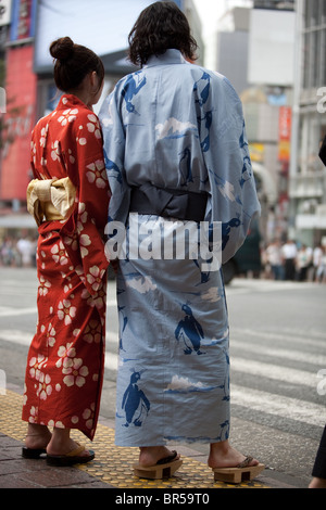 Junge Menschen tragen Yukata Kimonos im Sommer, im Stadtteil Shibuya in Tokio, Japan. Stockfoto