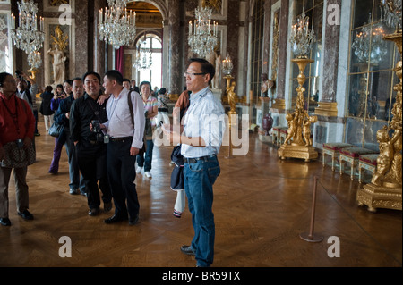 Versailles, Frankreich, Innenraum, vielfältige Menschen mit großer Menschenmenge, Kunst, chinesische Touristen, die das Schloss von Versailles besuchen, Führergruppen des Reiseleiters, Spiegelsaal im Inneren, vielfältige Reisende Stockfoto