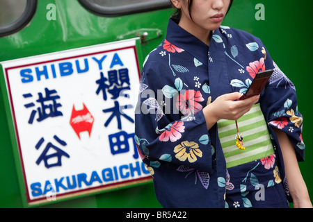 Junge Mädchen tragen Yukata Kimono im Sommer, im Stadtteil Shibuya in Tokio, Japan. Stockfoto