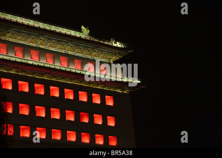 Nachtansicht des Deshengmen (Desheng Gate) Turm und Stadt Mauer, Peking, China Stockfoto