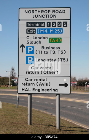 Eine typische UK Verkehrszeichen auf der Perimeter Road in der Nähe von Heathrow Airport, London, UK. Stockfoto
