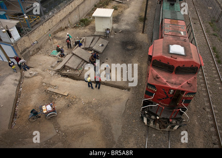 Zentralamerikanische Migranten Reisen in Mexiko, in den Vereinigten Staaten zu arbeiten warten, um eine Ladung Zug Abfahrt springen Stockfoto