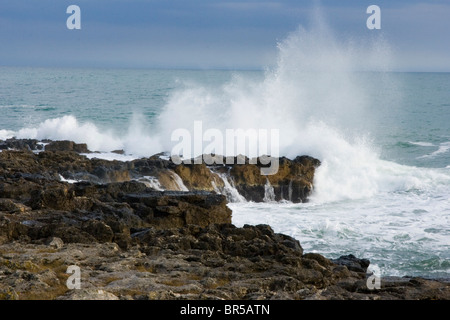 Wellen plätschern auf Felsen am Meer, nördlichen Schwarzmeerraum Stockfoto