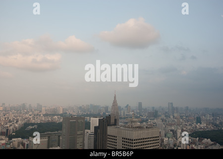 Ansichten der Bezirk Shinjuku und Tokio, von der Aussichtsplattform des Metropolitan Government Building North Tower, in Tokio, Japan Stockfoto