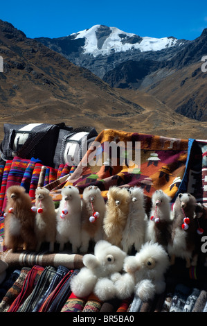 Tourist-Schmuck und Kleidung zum Verkauf an La Raya-Pass, der höchstgelegene auf der Straße von Cusco nach Puno, Peru. Stockfoto