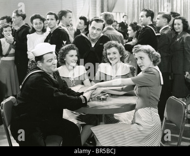 IN der Marine 1941 Universal film mit der Andrews Sisters. Vom linken Bud Abbott, Maxene, Lou Costello, LaVerne, Patty Stockfoto