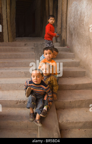 Kinder spielen auf der Treppe, Kashgar, Xinjiang, China Stockfoto