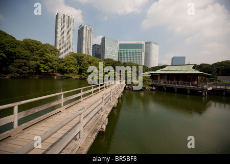 Blick auf Hochhäuser im Stadtteil Shiodome wie in Hama-Rikyu Teien Gärten, in Tokio, Japan, Montag, 23. August Stockfoto