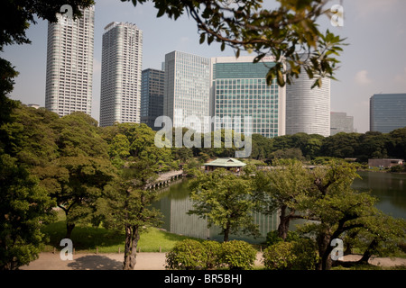 Blick auf Hochhäuser im Stadtteil Shiodome wie in Hama-Rikyu Teien Gärten, in Tokio, Japan, Montag, 23. August Stockfoto