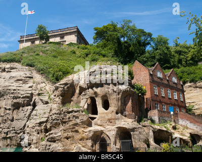 Blick auf Nottingham Castle und Mortimers Loch aus dem Sudhaus Hof Museum, Nottingham England UK Stockfoto