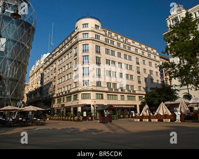 Ein Eckhaus am Vörösmarty Platz auf Fußgängerzone Vaci utca. Budapest, Ungarn Stockfoto