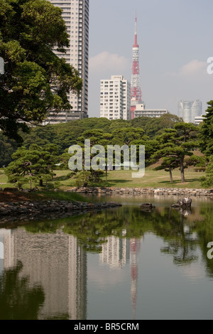 Blick auf Hochhäuser im Stadtteil Shiodome wie in Hama-Rikyu Teien Gärten, in Tokio, Japan, Montag, 23. August Stockfoto