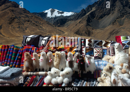 Tourist-Schmuck und Kleidung zum Verkauf an La Raya-Pass, der höchstgelegene auf der Straße von Cusco nach Puno, Peru. Stockfoto