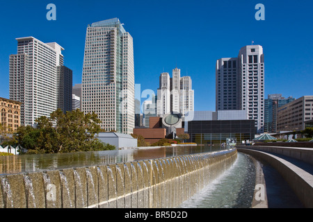MARTIN LUTHER KING MEMORIAL Wasser Brunnen und das San Francisco Modern Art Museum YERBA BUENA CENTER-SAN FRANCISCO, Kalifornien Stockfoto